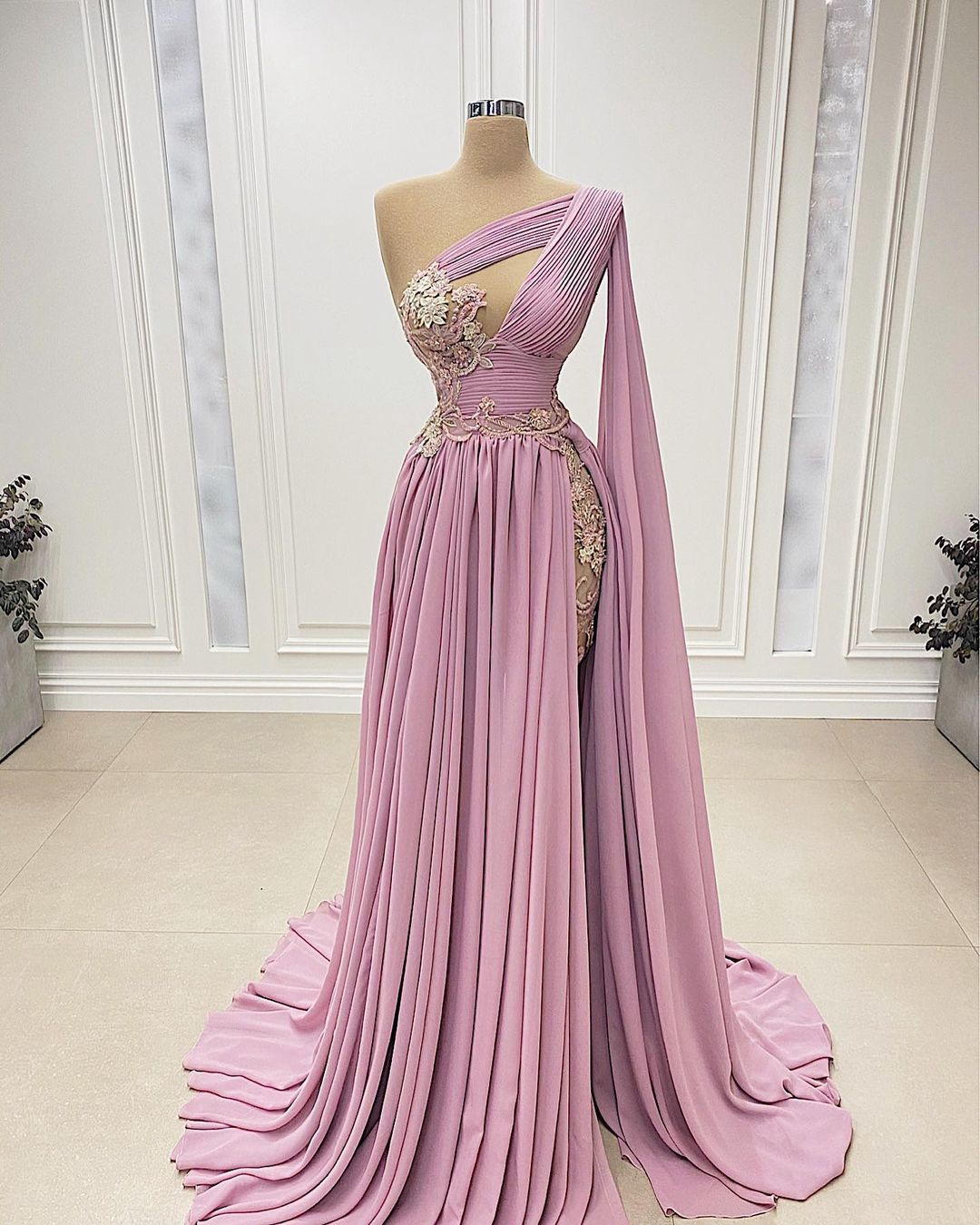 2022 Arabic Evening Dresses One Shoulder With Long Tail Chiffon Lace Crystals Beaded Ruffles Long Pageant Gowns