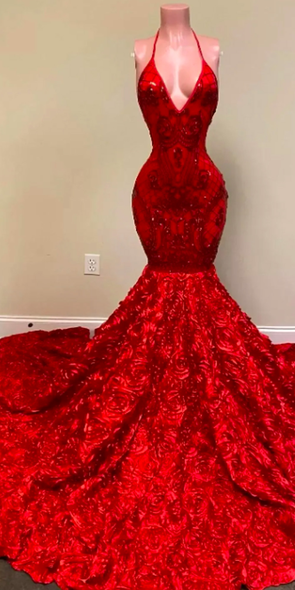 2024 Sexy Backless Red Evening Dresses Halter Deep V Neck Lace Appliques Mermaid Prom Dress Rose Ruffles Special Occasion Party Gowns
