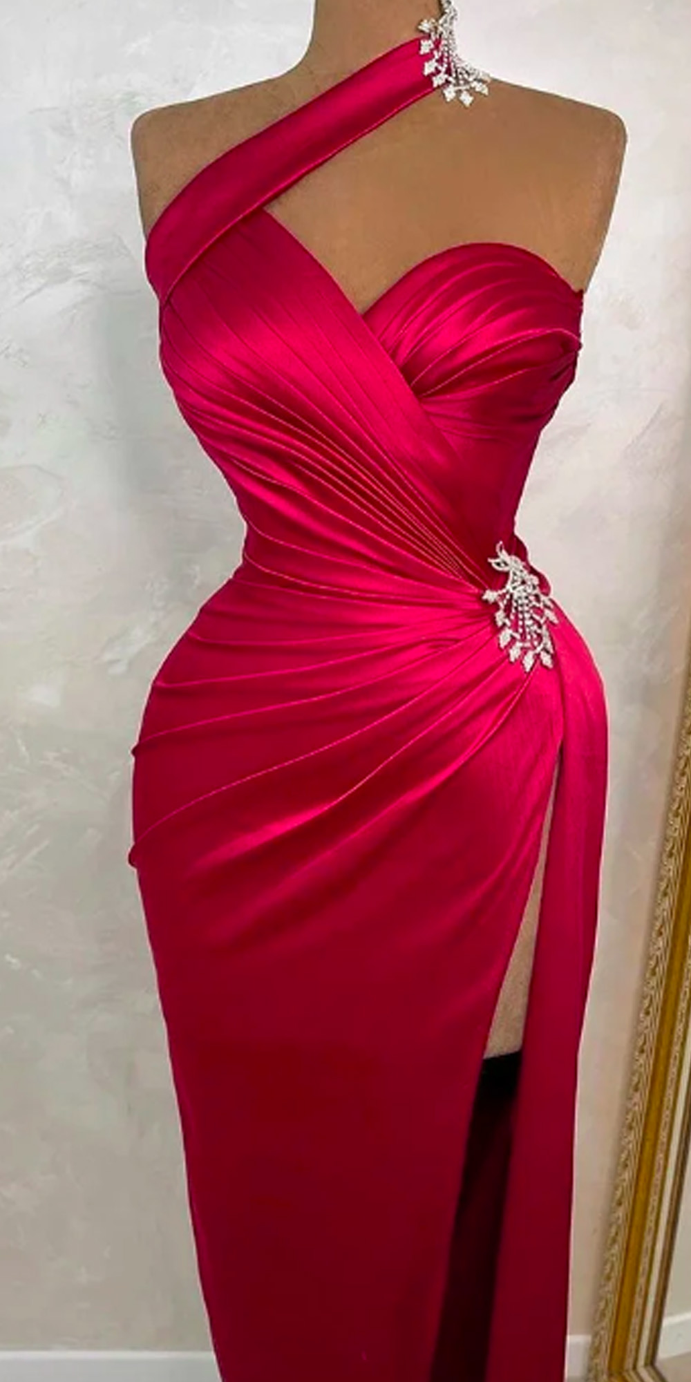 Red Evening Dresses Halter Pleated Dubai Mermaid Satin Celebrity Gowns Side Slit Beadings Arabia Ruched Party Dress 2024