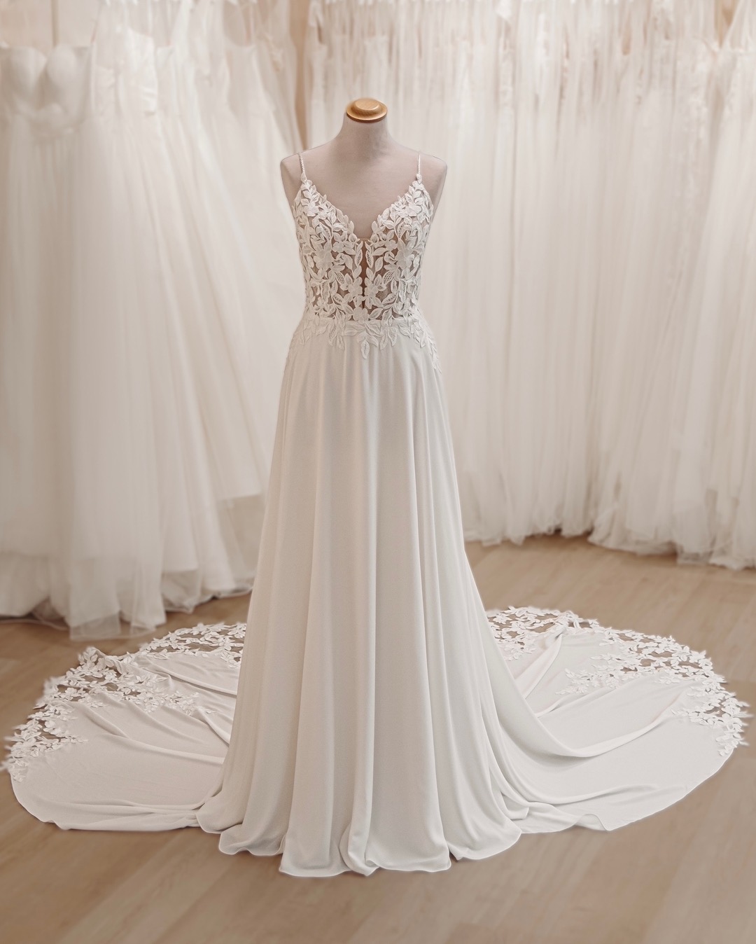 Chiffon Wedding Dresses, Beach Wedding Gowns, 2025 Deep V Neck Bridal Dresses, Lace Appliques Wedding Dress For Bride, 2025 Chapel Train Wedding