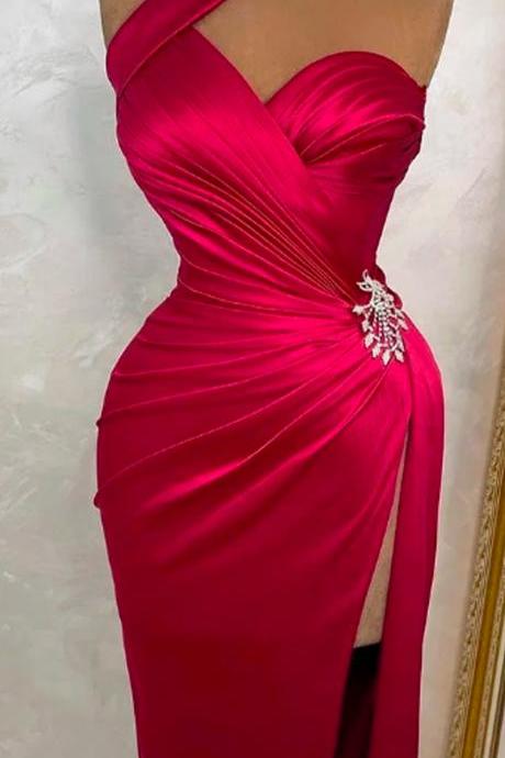 Red Evening Dresses Halter Pleated Dubai Mermaid Satin Celebrity Gowns Side Slit Beadings Arabia Ruched Party Dress 2024
